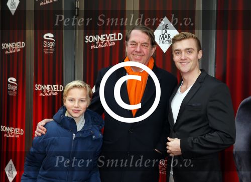 Amsterdam 8 februari 2015
Premiere Sonneveld in het nieuwe de la mar.
Hans Hugenholz met kinderen Mariska v Kolck