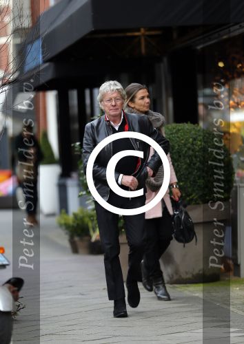 Amsterdam 27 januari 2015
Doutzen Kroes en Sunnery James met zoontje Phyllion achter de kinderwagen in Amsterdam zuid.Jan des Bouvrie loopt in Amsterdam zuid naar zijn porsche 911
