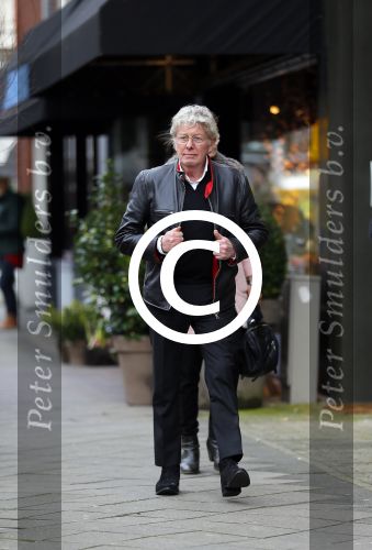 Amsterdam 27 januari 2015
Doutzen Kroes en Sunnery James met zoontje Phyllion achter de kinderwagen in Amsterdam zuid.Jan des Bouvrie loopt in Amsterdam zuid naar zijn porsche 911