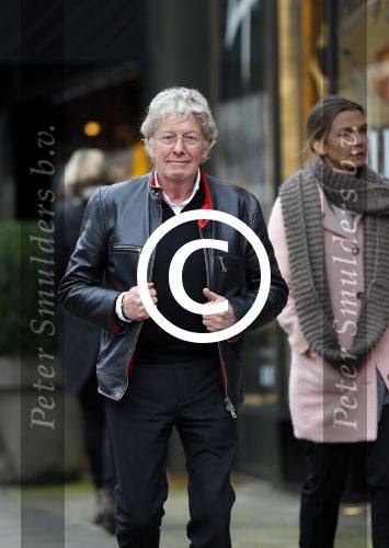 Amsterdam 27 januari 2015
Doutzen Kroes en Sunnery James met zoontje Phyllion achter de kinderwagen in Amsterdam zuid.Jan des Bouvrie loopt in Amsterdam zuid naar zijn porsche 911