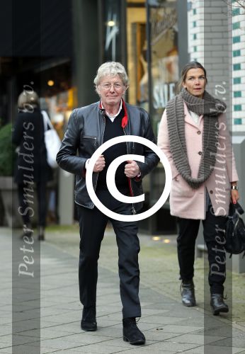 Amsterdam 27 januari 2015
Doutzen Kroes en Sunnery James met zoontje Phyllion achter de kinderwagen in Amsterdam zuid.Jan des Bouvrie loopt in Amsterdam zuid naar zijn porsche 911