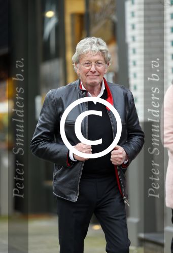 Amsterdam 27 januari 2015
Doutzen Kroes en Sunnery James met zoontje Phyllion achter de kinderwagen in Amsterdam zuid.Jan des Bouvrie loopt in Amsterdam zuid naar zijn porsche 911