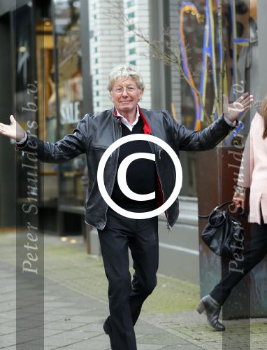 Amsterdam 27 januari 2015
Doutzen Kroes en Sunnery James met zoontje Phyllion achter de kinderwagen in Amsterdam zuid.Jan des Bouvrie loopt in Amsterdam zuid naar zijn porsche 911