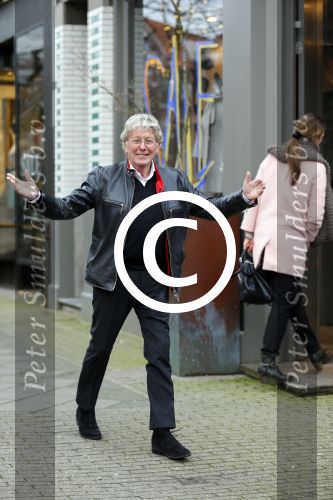 Amsterdam 27 januari 2015
Doutzen Kroes en Sunnery James met zoontje Phyllion achter de kinderwagen in Amsterdam zuid.Jan des Bouvrie loopt in Amsterdam zuid naar zijn porsche 911