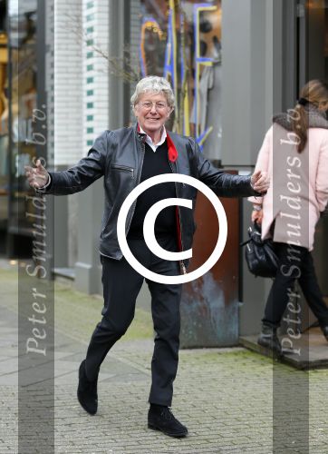 Amsterdam 27 januari 2015
Doutzen Kroes en Sunnery James met zoontje Phyllion achter de kinderwagen in Amsterdam zuid.Jan des Bouvrie loopt in Amsterdam zuid naar zijn porsche 911