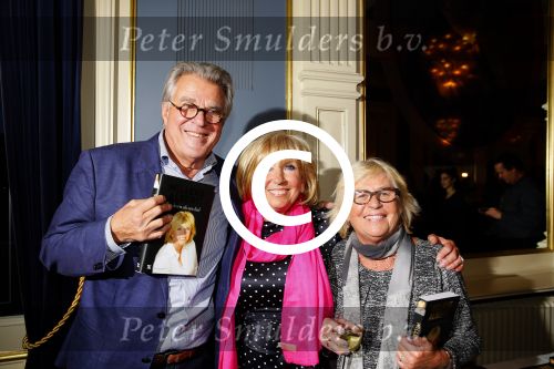 Amsterdam 28 januari 2015
Boekpresentatie Willeke Alberti in Carre.
Johnny de Mol reikt het eerste boek uit aan zijn moeder Willeke en Belinda Meuldijk die het boek geschreven heeft.
Ook zoon Kai  en zijn vrouw met zoon Finn zijn natuurlijk aanwezig
Jeroen en Herma Krabbe
