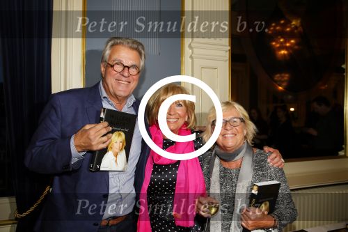 Amsterdam 28 januari 2015
Boekpresentatie Willeke Alberti in Carre.
Johnny de Mol reikt het eerste boek uit aan zijn moeder Willeke en Belinda Meuldijk die het boek geschreven heeft.
Ook zoon Kai  en zijn vrouw met zoon Finn zijn natuurlijk aanwezig
Jeroen en Herma Krabbe