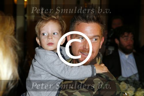 Amsterdam 28 januari 2015
Boekpresentatie Willeke Alberti in Carre.
Johnny de Mol reikt het eerste boek uit aan zijn moeder Willeke en Belinda Meuldijk die het boek geschreven heeft.
Ook zoon Kai  en zijn vrouw met zoon Finn zijn natuurlijk aanwezig