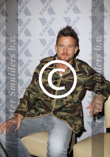 Amsterdam 28 januari 2015
Boekpresentatie Willeke Alberti in Carre.
Johnny de Mol reikt het eerste boek uit aan zijn moeder Willeke en Belinda Meuldijk die het boek geschreven heeft.
Ook zoon Kai  en zijn vrouw met zoon Finn zijn natuurlijk aanwezig