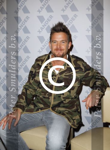 Amsterdam 28 januari 2015
Boekpresentatie Willeke Alberti in Carre.
Johnny de Mol reikt het eerste boek uit aan zijn moeder Willeke en Belinda Meuldijk die het boek geschreven heeft.
Ook zoon Kai  en zijn vrouw met zoon Finn zijn natuurlijk aanwezig