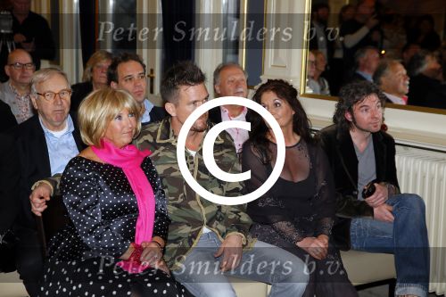 Amsterdam 28 januari 2015
Boekpresentatie Willeke Alberti in Carre.
Johnny de Mol reikt het eerste boek uit aan zijn moeder Willeke en Belinda Meuldijk die het boek geschreven heeft.
Ook zoon Kai  en zijn vrouw met zoon Finn zijn natuurlijk aanwezig