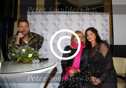 Amsterdam 28 januari 2015
Boekpresentatie Willeke Alberti in Carre.
Johnny de Mol reikt het eerste boek uit aan zijn moeder Willeke en Belinda Meuldijk die het boek geschreven heeft.
Ook zoon Kai  en zijn vrouw met zoon Finn zijn natuurlijk aanwezig