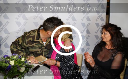 Amsterdam 28 januari 2015
Boekpresentatie Willeke Alberti in Carre.
Johnny de Mol reikt het eerste boek uit aan zijn moeder Willeke en Belinda Meuldijk die het boek geschreven heeft.
Ook zoon Kai  en zijn vrouw met zoon Finn zijn natuurlijk aanwezig