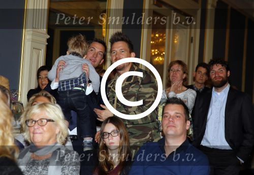 Amsterdam 28 januari 2015
Boekpresentatie Willeke Alberti in Carre.
Johnny de Mol reikt het eerste boek uit aan zijn moeder Willeke en Belinda Meuldijk die het boek geschreven heeft.
Ook zoon Kai  en zijn vrouw met zoon Finn zijn natuurlijk aanwezig