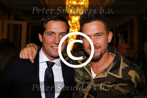 Amsterdam 28 januari 2015
Boekpresentatie Willeke Alberti in Carre.
Johnny de Mol reikt het eerste boek uit aan zijn moeder Willeke en Belinda Meuldijk die het boek geschreven heeft.
Ook zoon Kai  en zijn vrouw met zoon Finn zijn natuurlijk aanwezig