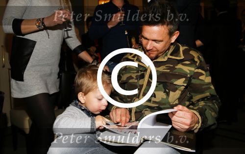 Amsterdam 28 januari 2015
Boekpresentatie Willeke Alberti in Carre.
Johnny de Mol reikt het eerste boek uit aan zijn moeder Willeke en Belinda Meuldijk die het boek geschreven heeft.
Ook zoon Kai  en zijn vrouw met zoon Finn zijn natuurlijk aanwezig