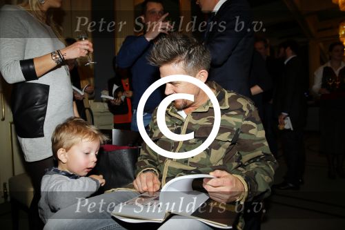 Amsterdam 28 januari 2015
Boekpresentatie Willeke Alberti in Carre.
Johnny de Mol reikt het eerste boek uit aan zijn moeder Willeke en Belinda Meuldijk die het boek geschreven heeft.
Ook zoon Kai  en zijn vrouw met zoon Finn zijn natuurlijk aanwezig