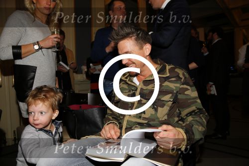 Amsterdam 28 januari 2015
Boekpresentatie Willeke Alberti in Carre.
Johnny de Mol reikt het eerste boek uit aan zijn moeder Willeke en Belinda Meuldijk die het boek geschreven heeft.
Ook zoon Kai  en zijn vrouw met zoon Finn zijn natuurlijk aanwezig