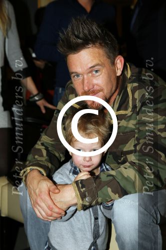 Amsterdam 28 januari 2015
Boekpresentatie Willeke Alberti in Carre.
Johnny de Mol reikt het eerste boek uit aan zijn moeder Willeke en Belinda Meuldijk die het boek geschreven heeft.
Ook zoon Kai  en zijn vrouw met zoon Finn zijn natuurlijk aanwezig
