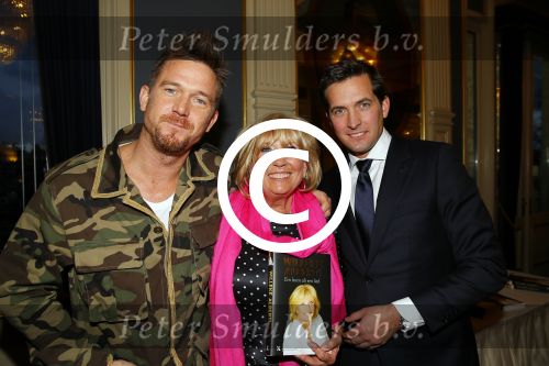 Amsterdam 28 januari 2015
Boekpresentatie Willeke Alberti in Carre.
Johnny de Mol reikt het eerste boek uit aan zijn moeder Willeke en Belinda Meuldijk die het boek geschreven heeft.
Ook zoon Kai  en zijn vrouw met zoon Finn zijn natuurlijk aanwezig