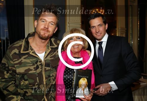 Amsterdam 28 januari 2015
Boekpresentatie Willeke Alberti in Carre.
Johnny de Mol reikt het eerste boek uit aan zijn moeder Willeke en Belinda Meuldijk die het boek geschreven heeft.
Ook zoon Kai  en zijn vrouw met zoon Finn zijn natuurlijk aanwezig