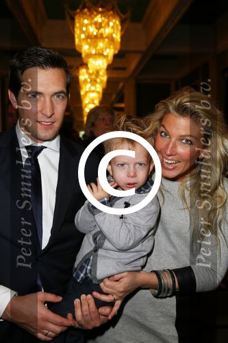 Amsterdam 28 januari 2015
Boekpresentatie Willeke Alberti in Carre.
Johnny de Mol reikt het eerste boek uit aan zijn moeder Willeke en Belinda Meuldijk die het boek geschreven heeft.
Ook zoon Kai  en zijn vrouw met zoon Finn zijn natuurlijk aanwezig