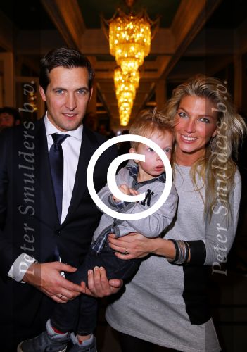Amsterdam 28 januari 2015
Boekpresentatie Willeke Alberti in Carre.
Johnny de Mol reikt het eerste boek uit aan zijn moeder Willeke en Belinda Meuldijk die het boek geschreven heeft.
Ook zoon Kai  en zijn vrouw met zoon Finn zijn natuurlijk aanwezig