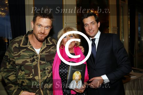 Amsterdam 28 januari 2015
Boekpresentatie Willeke Alberti in Carre.
Johnny de Mol reikt het eerste boek uit aan zijn moeder Willeke en Belinda Meuldijk die het boek geschreven heeft.
Ook zoon Kai  en zijn vrouw met zoon Finn zijn natuurlijk aanwezig