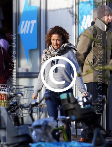 Uitdam/Amsterdam 17 januari 2015
Katja Schuurman rijdt met dochter Sammie van hun huis naar een landwinkel in Amsterdam waar ze samen boodschappen doen.