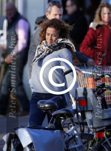 Uitdam/Amsterdam 17 januari 2015
Katja Schuurman rijdt met dochter Sammie van hun huis naar een landwinkel in Amsterdam waar ze samen boodschappen doen.