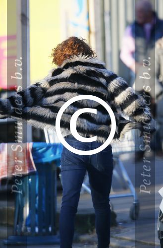 Uitdam/Amsterdam 17 januari 2015
Katja Schuurman rijdt met dochter Sammie van hun huis naar een landwinkel in Amsterdam waar ze samen boodschappen doen.