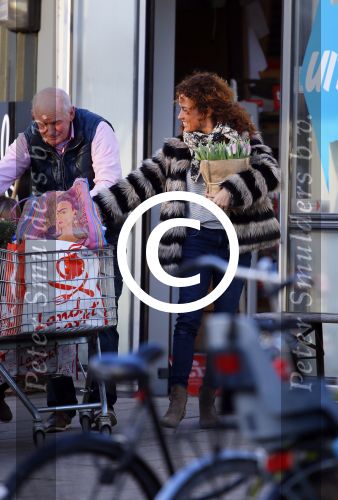 Uitdam/Amsterdam 17 januari 2015
Katja Schuurman rijdt met dochter Sammie van hun huis naar een landwinkel in Amsterdam waar ze samen boodschappen doen.