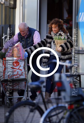 Uitdam/Amsterdam 17 januari 2015
Katja Schuurman rijdt met dochter Sammie van hun huis naar een landwinkel in Amsterdam waar ze samen boodschappen doen.