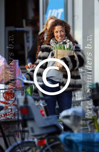 Uitdam/Amsterdam 17 januari 2015
Katja Schuurman rijdt met dochter Sammie van hun huis naar een landwinkel in Amsterdam waar ze samen boodschappen doen.