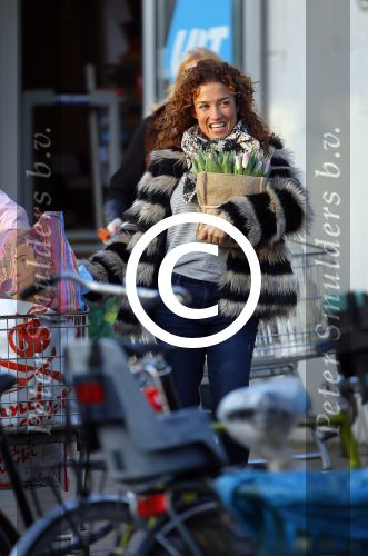 Uitdam/Amsterdam 17 januari 2015
Katja Schuurman rijdt met dochter Sammie van hun huis naar een landwinkel in Amsterdam waar ze samen boodschappen doen.