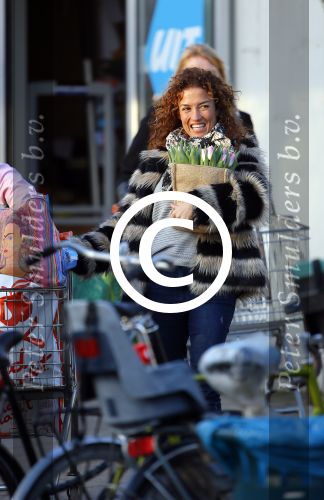 Uitdam/Amsterdam 17 januari 2015
Katja Schuurman rijdt met dochter Sammie van hun huis naar een landwinkel in Amsterdam waar ze samen boodschappen doen.