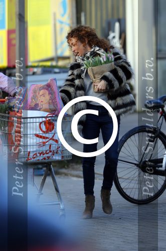Uitdam/Amsterdam 17 januari 2015
Katja Schuurman rijdt met dochter Sammie van hun huis naar een landwinkel in Amsterdam waar ze samen boodschappen doen.