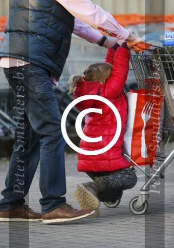 Uitdam/Amsterdam 17 januari 2015
Katja Schuurman rijdt met dochter Sammie van hun huis naar een landwinkel in Amsterdam waar ze samen boodschappen doen.