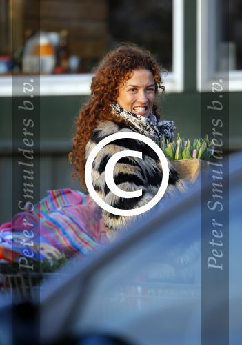 Uitdam/Amsterdam 17 januari 2015
Katja Schuurman rijdt met dochter Sammie van hun huis naar een landwinkel in Amsterdam waar ze samen boodschappen doen.
