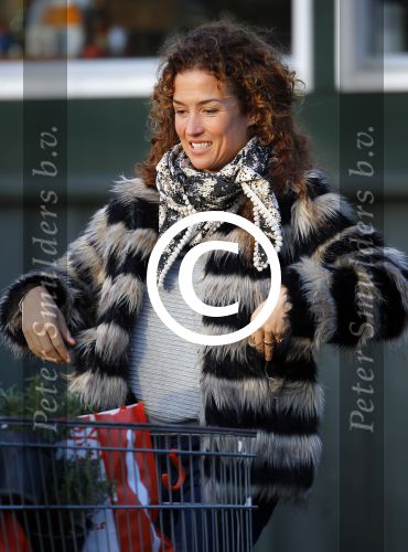 Uitdam/Amsterdam 17 januari 2015
Katja Schuurman rijdt met dochter Sammie van hun huis naar een landwinkel in Amsterdam waar ze samen boodschappen doen.