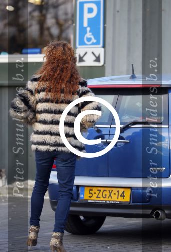 Uitdam/Amsterdam 17 januari 2015
Katja Schuurman rijdt met dochter Sammie van hun huis naar een landwinkel in Amsterdam waar ze samen boodschappen doen.