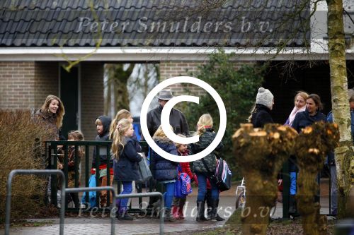 Uitdam - Zuiderwoude 29 januari 2015
De vader van Katja Schuurman haaltr zijn kleindochter Sammie op van school.
