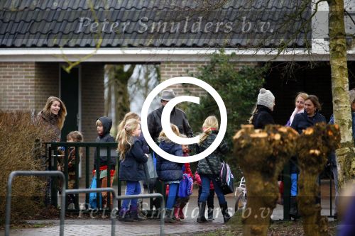 Uitdam - Zuiderwoude 29 januari 2015
De vader van Katja Schuurman haaltr zijn kleindochter Sammie op van school.