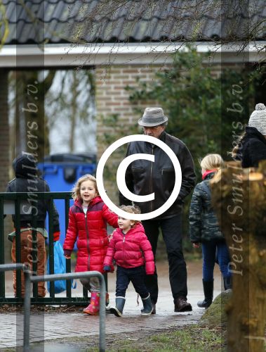 Uitdam - Zuiderwoude 29 januari 2015
De vader van Katja Schuurman haaltr zijn kleindochter Sammie op van school.