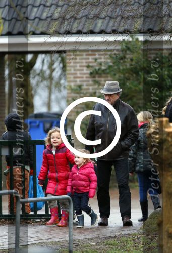 Uitdam - Zuiderwoude 29 januari 2015
De vader van Katja Schuurman haaltr zijn kleindochter Sammie op van school.