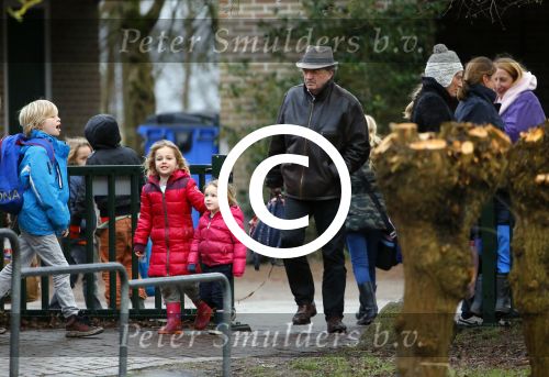 Uitdam - Zuiderwoude 29 januari 2015
De vader van Katja Schuurman haaltr zijn kleindochter Sammie op van school.