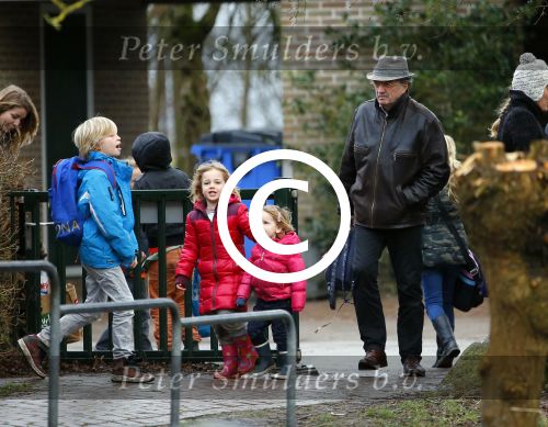 Uitdam - Zuiderwoude 29 januari 2015
De vader van Katja Schuurman haaltr zijn kleindochter Sammie op van school.