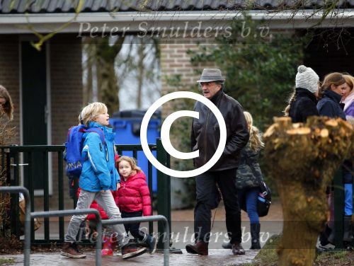 Uitdam - Zuiderwoude 29 januari 2015
De vader van Katja Schuurman haaltr zijn kleindochter Sammie op van school.