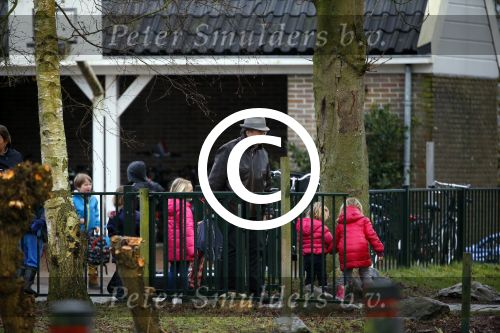 Uitdam - Zuiderwoude 29 januari 2015
De vader van Katja Schuurman haaltr zijn kleindochter Sammie op van school.