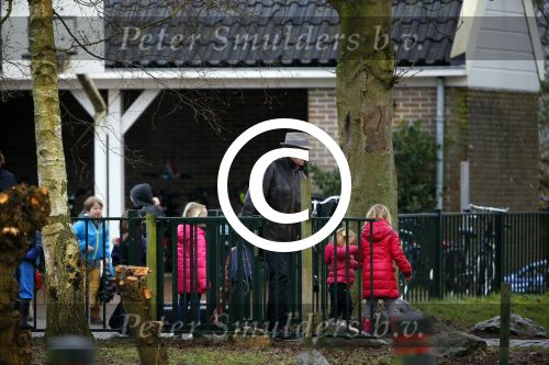 Uitdam - Zuiderwoude 29 januari 2015
De vader van Katja Schuurman haaltr zijn kleindochter Sammie op van school.